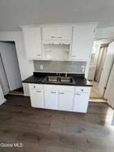 200 Mohawk St, Unit 2 in Cohoes, NY - Foto de edificio - Building Photo