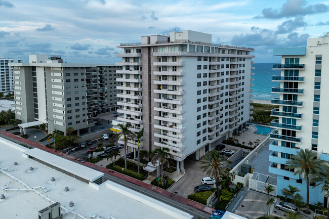 Four Winds Condominium in Surfside, FL - Foto de edificio - Building Photo