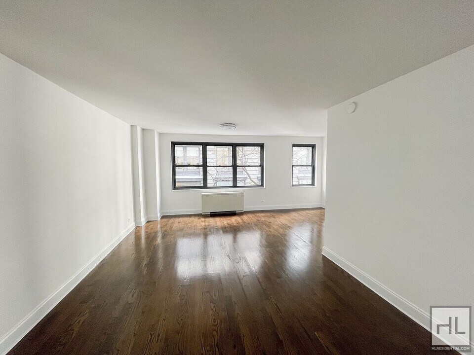 5 AVENUE in New York, NY - Building Photo