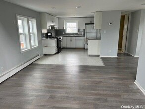 296 Doherty Ave in Hempstead, NY - Foto de edificio - Building Photo