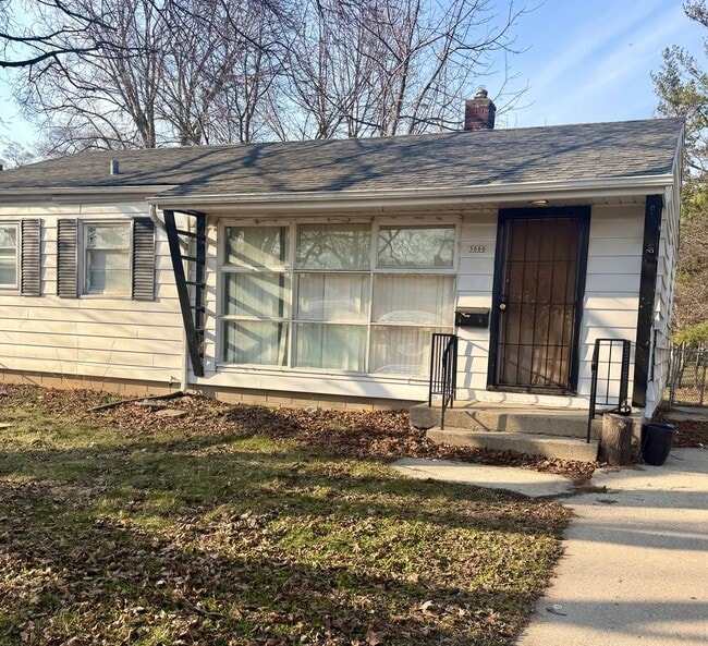 property at 3000 W Carmen Ave