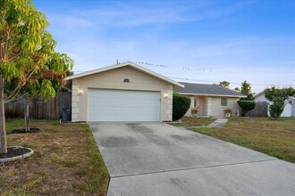 3803 Pin Oaks St in Sarasota, FL - Building Photo - Building Photo