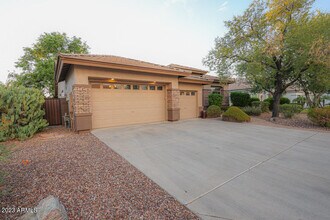 2740 S Honeysuckle Ln in Gilbert, AZ - Foto de edificio - Building Photo