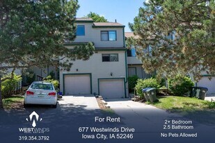 677 Westwinds Dr in Iowa City, IA - Building Photo