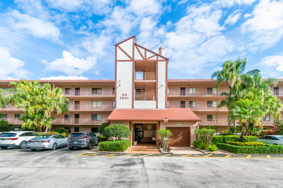 7341 Amberly Ln in Delray Beach, FL - Foto de edificio