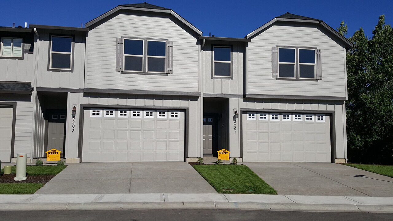 8203 NE 15th Ave in Vancouver, WA - Foto de edificio