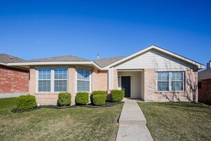 2217 Midbury Dr, Unit 2 in Lancaster, TX - Building Photo