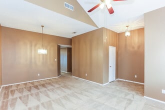 7014 Snowivy Ct, Unit 312 in Arlington, TX - Foto de edificio - Building Photo