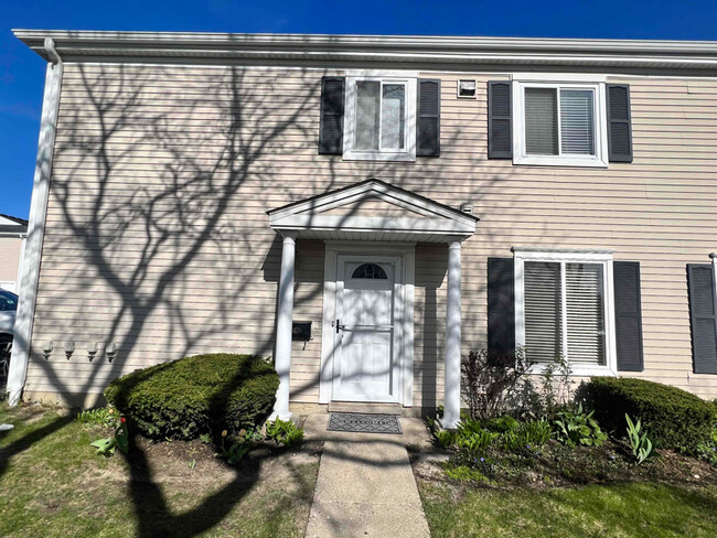 600 E Old Willow Rd