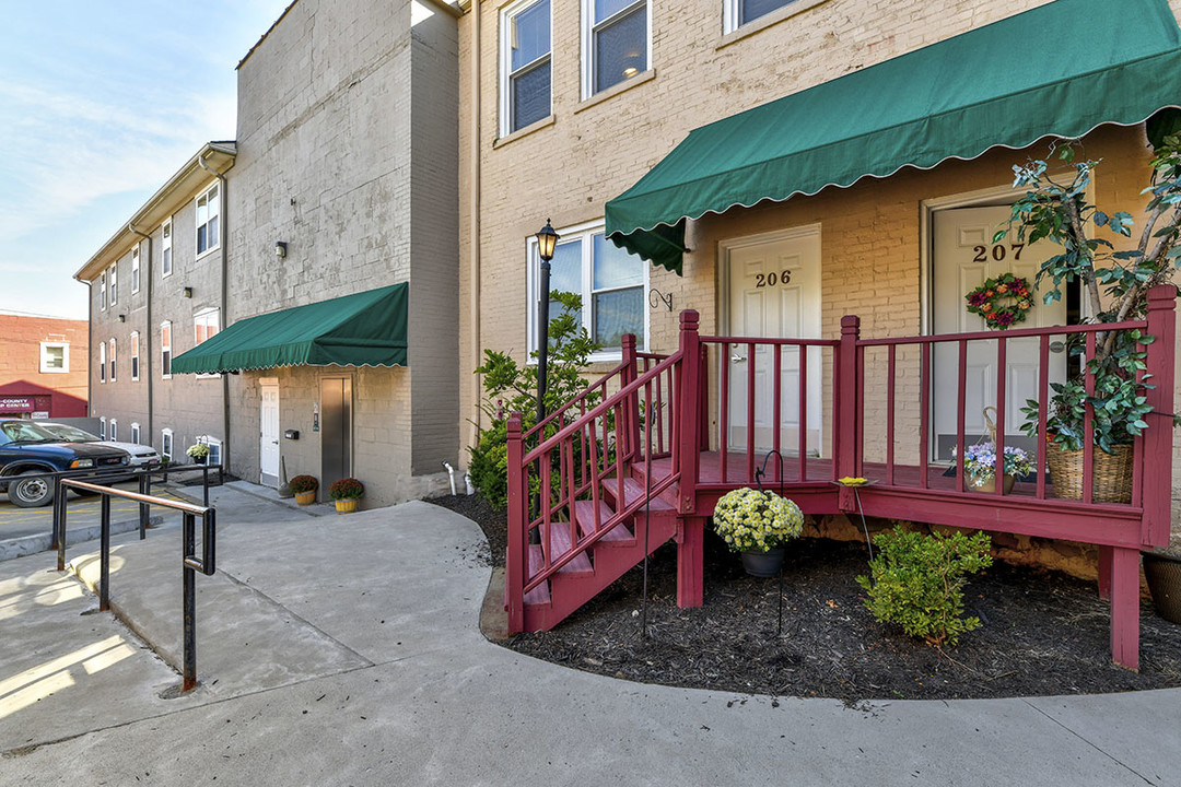 St. Clairsville Courtyard in St. Clairsville, OH - Building Photo