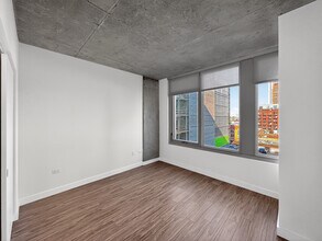 167 N Desplaines St, Unit 1212 in Chicago, IL - Building Photo - Building Photo