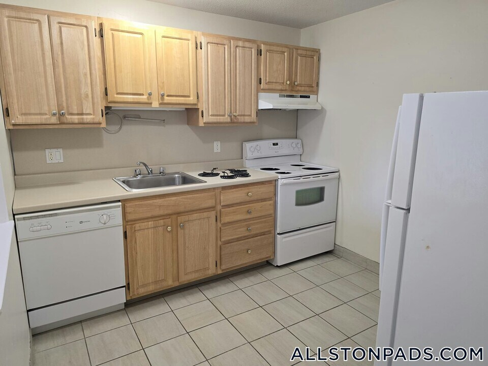 90 Gardner St in Boston, MA - Building Photo