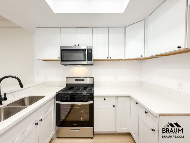 11035 Moorpark St in Los Angeles, CA - Building Photo - Building Photo