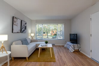 Lindenwood Heights Apartments in St. Louis, MO - Foto de edificio - Building Photo