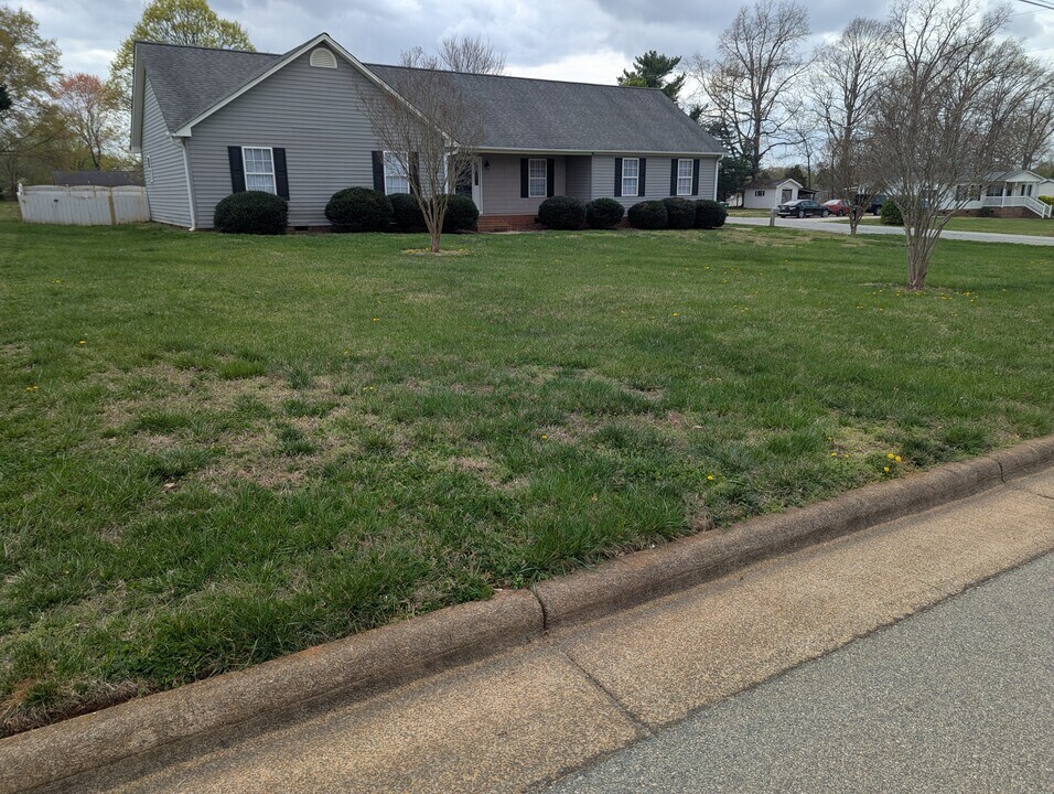 825 Lake Dr in Kernersville, NC - Building Photo