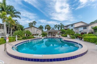 180 Cypress Way E in Naples, FL - Foto de edificio - Building Photo