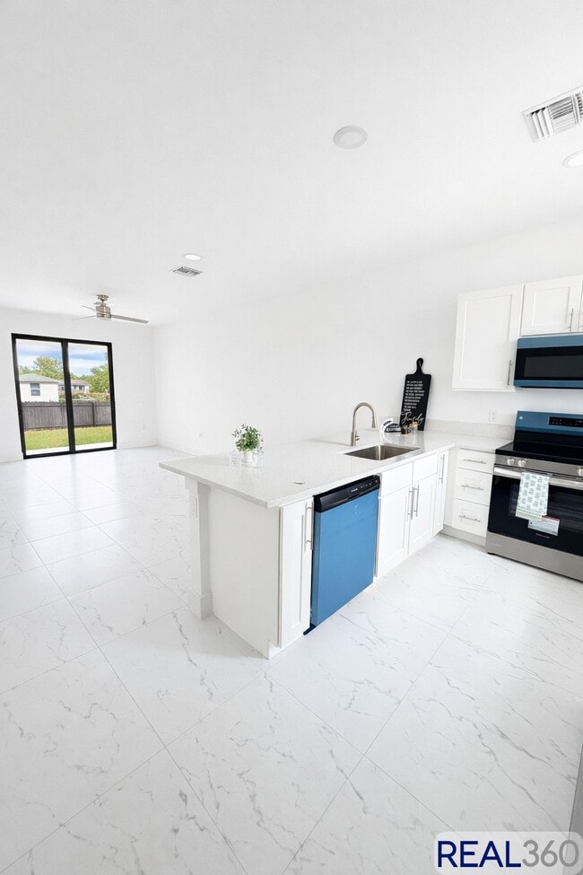 2416-2418 Xelda Ave N in Lehigh Acres, FL - Foto de edificio - Building Photo