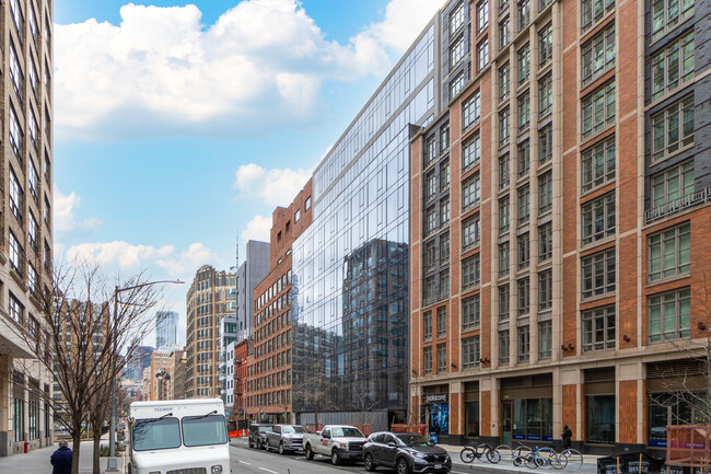 255 Hudson St in New York, NY - Building Photo - Building Photo