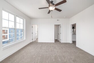 The Residences at LeMoyne Manor in Liverpool, NY - Foto de edificio - Interior Photo