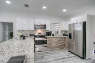 1445 NE 181st St in North Miami Beach, FL - Building Photo - Building Photo