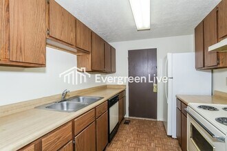 8654 Belle Chase Dr in Dayton, OH - Building Photo - Building Photo