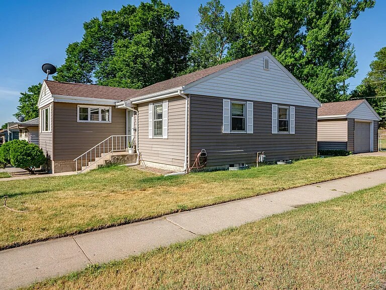 1228 N 16th St in Bismarck, ND - Building Photo