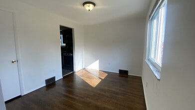 121 Lois Dr in Verona, PA - Building Photo - Building Photo