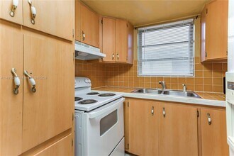 141 NW 27th Terrace, Unit 1-2 in Fort Lauderdale, FL - Building Photo - Building Photo