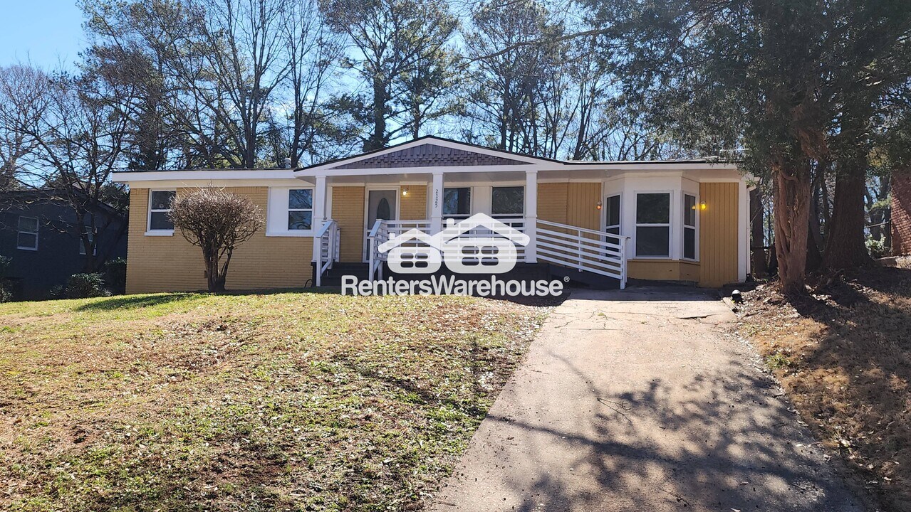 2125 Bixler Cir in Decatur, GA - Building Photo