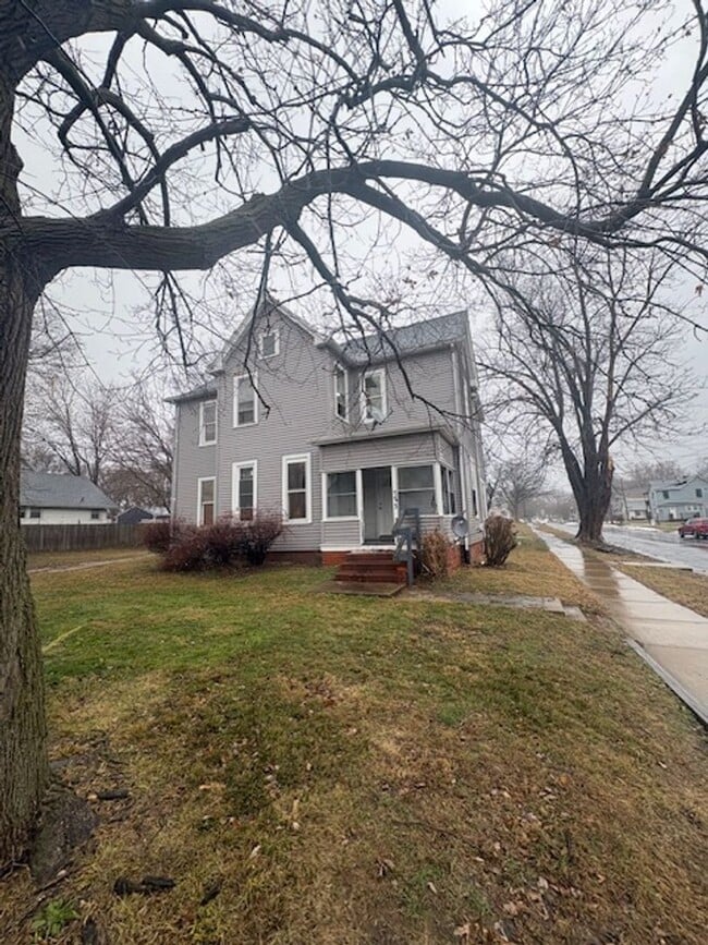 property at 723 W Armstrong Ave