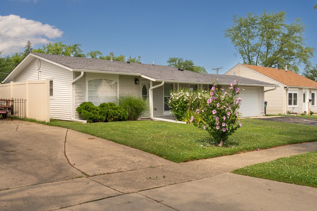 6 E Briarwood Dr in Streamwood, IL - Building Photo
