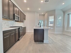 9425 Mattock, Unit I103 in San Antonio, TX - Building Photo - Building Photo