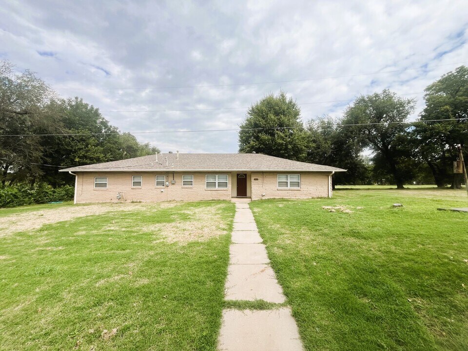 1105 W Main St in Yukon, OK - Building Photo