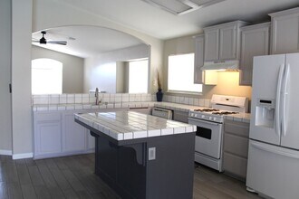 10416 Heather Valley Dr in Bakersfield, CA - Building Photo - Building Photo