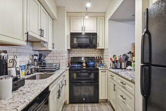 551 Observer Hwy in Hoboken, NJ - Foto de edificio - Building Photo