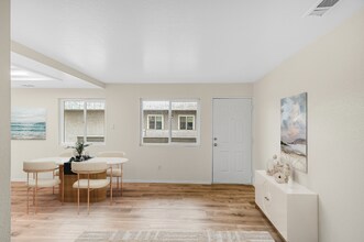 1005 E Ave R in Palmdale, CA - Foto de edificio - Building Photo