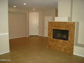 1440 Patricia Ave in Simi Valley, CA - Foto de edificio - Building Photo