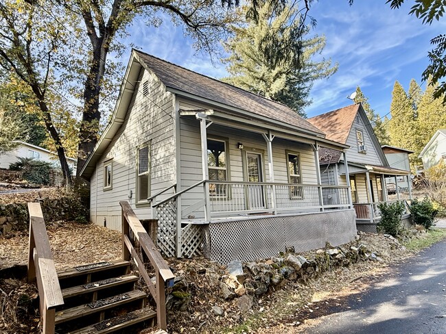 336 N School St in Grass Valley, CA - Building Photo - Building Photo