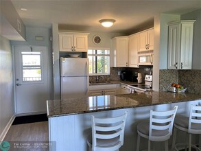 1039 Hillsboro Mile in Hillsboro Beach, FL - Building Photo - Building Photo