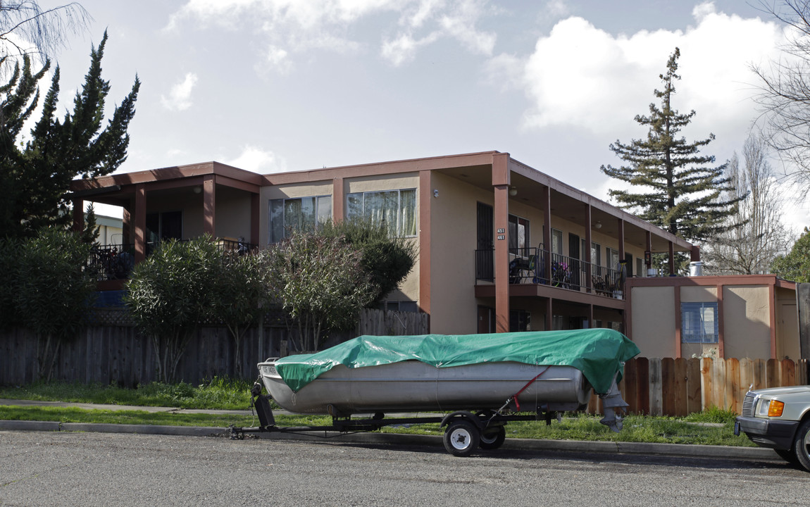 451 Riverside Dr in Napa, CA - Foto de edificio