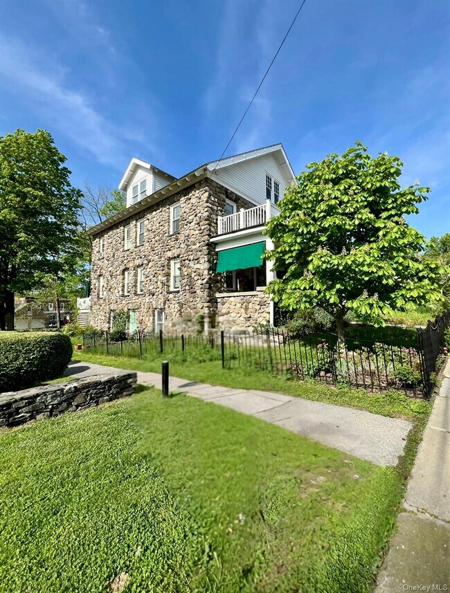 17 Washington Ave in Millbrook, NY - Building Photo - Building Photo