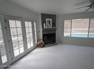 22949 Sycamore Creek Dr in Santa Clarita, CA - Foto de edificio - Building Photo