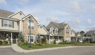 Fairfield Knolls East in Mastic Beach, NY - Foto de edificio - Building Photo