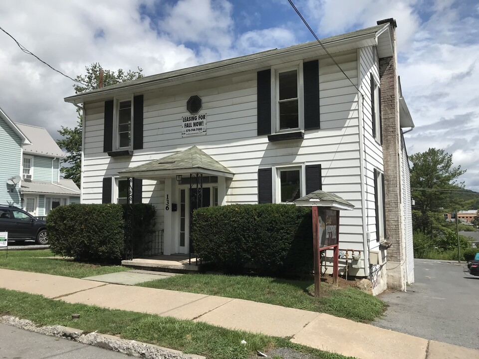 136 N Fairview St, Unit 1R in Lock Haven, PA - Foto de edificio