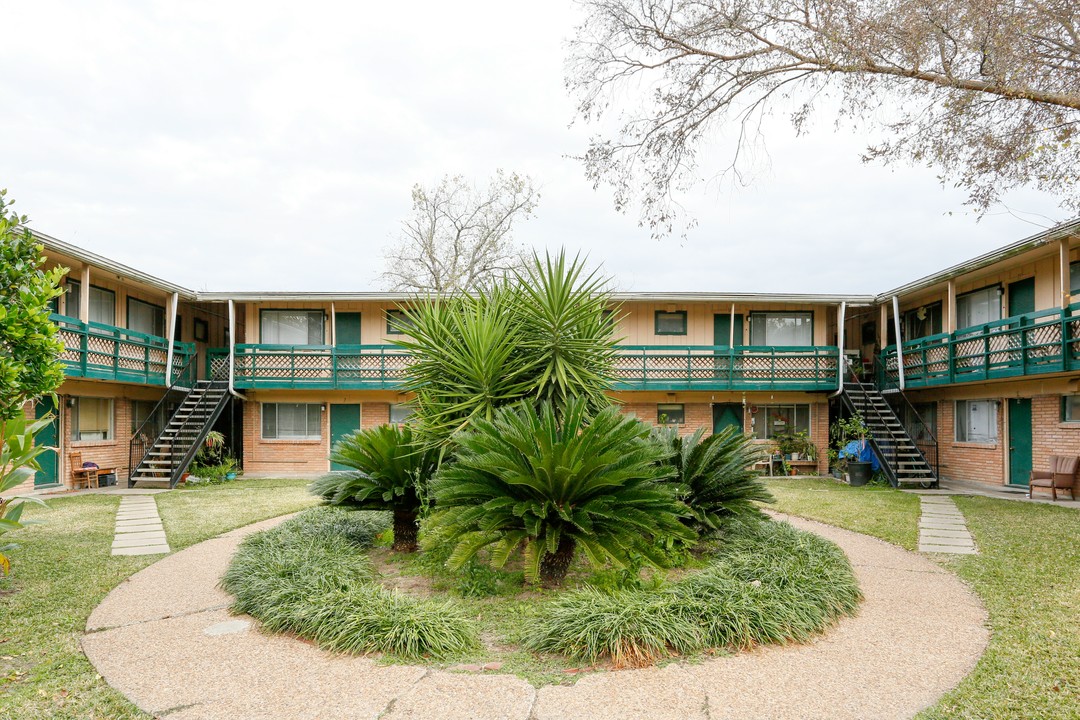 Rio Roble in Pasadena, TX - Building Photo