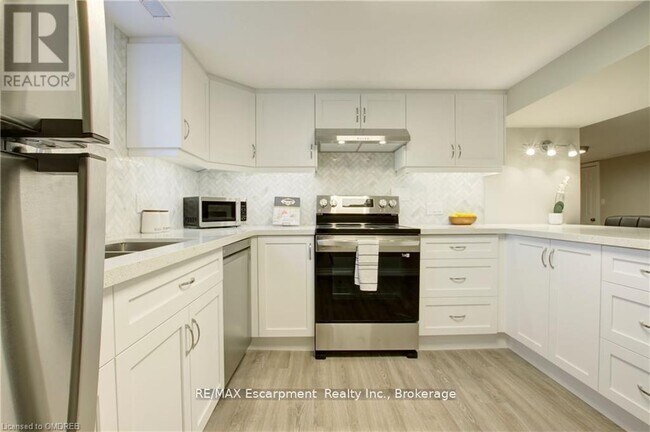 2093 Maplewood Dr in Burlington, ON - Building Photo - Building Photo