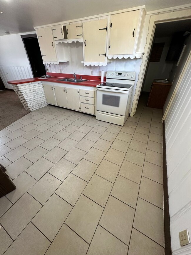 806 Hickory St in Great Bend, KS - Building Photo - Building Photo