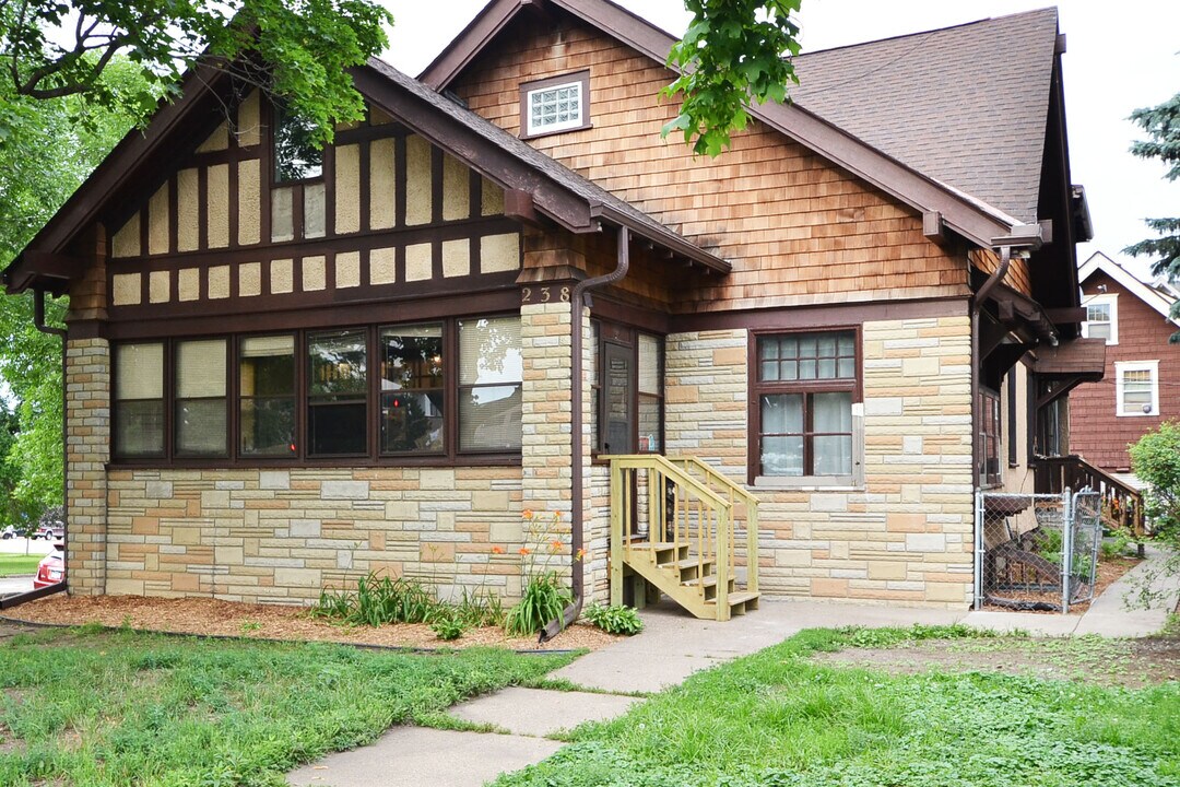 238 Lexington Pkwy N in St. Paul, MN - Building Photo