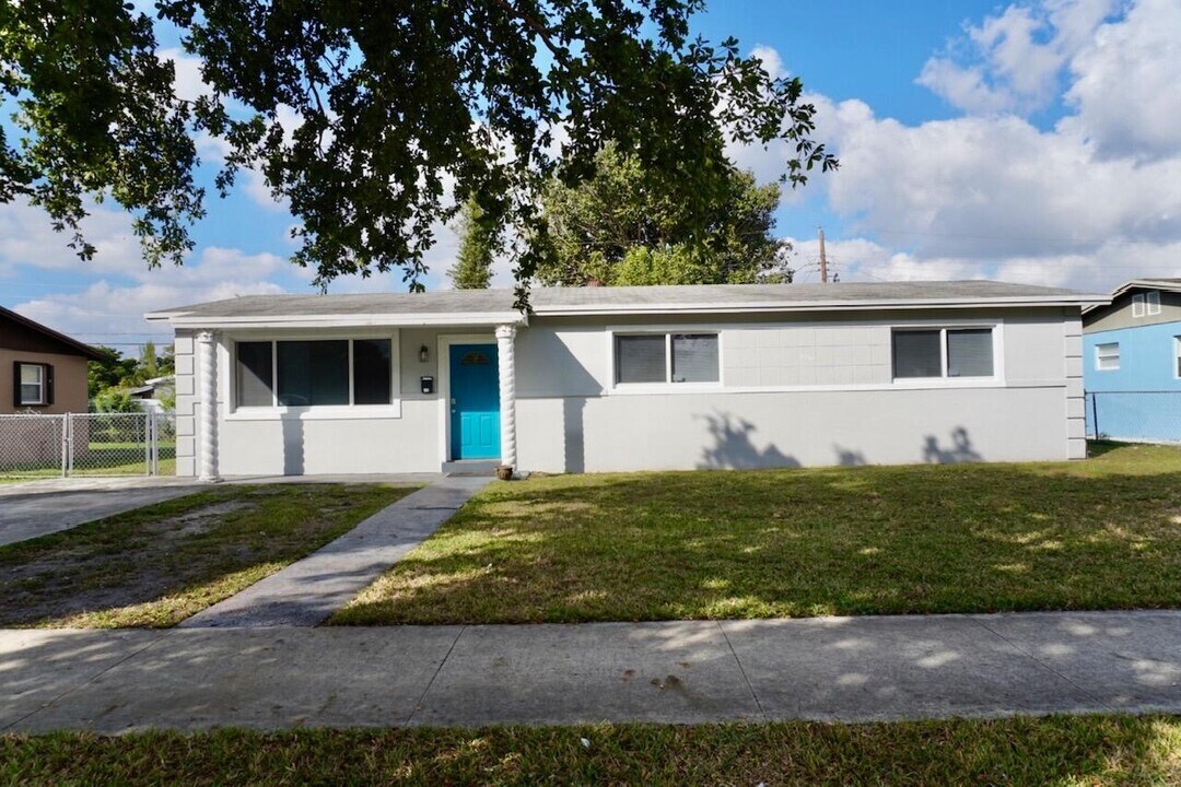 2401 NW 207th St in Miami Gardens, FL - Building Photo