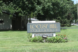 Locust Hill in Rochester, NY - Foto de edificio - Building Photo